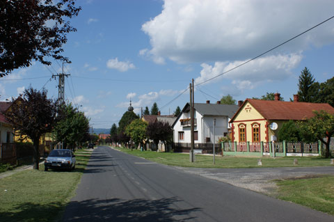 Straße Richtung Kirche in Balatonberény